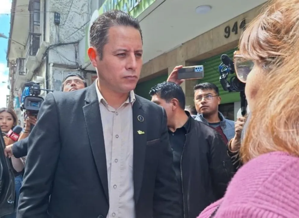 El vicepresidente Edmand Lara sale de la Fiscalía, tras presentar denuncia contra el presidente de YPFB, Yussef Akly. Foto: Visión 360 