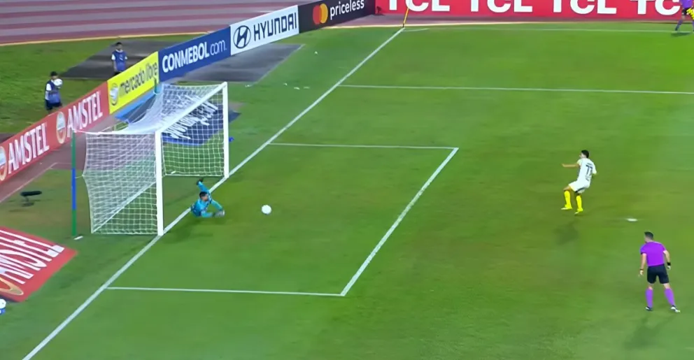 El golero Jesús Camargo del Deportivo Táchira le tapa el penal a Víctor Abrego. Foto: Captura de video