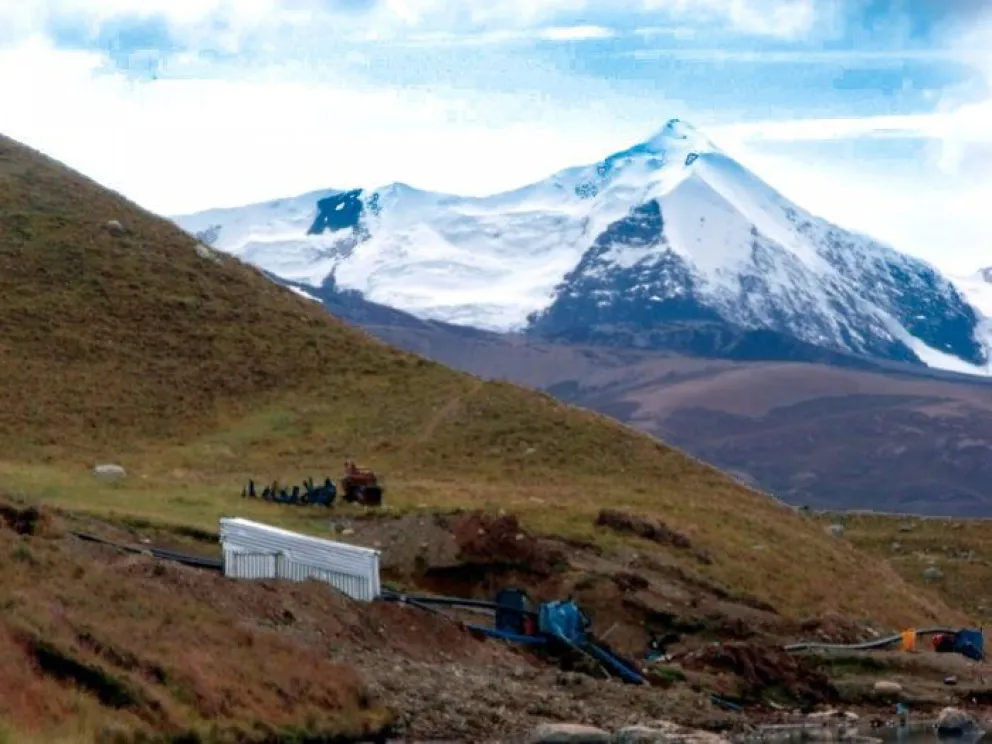 El Illimani, uno de los nevados afectados por la minería ilegal. Foto El Diario