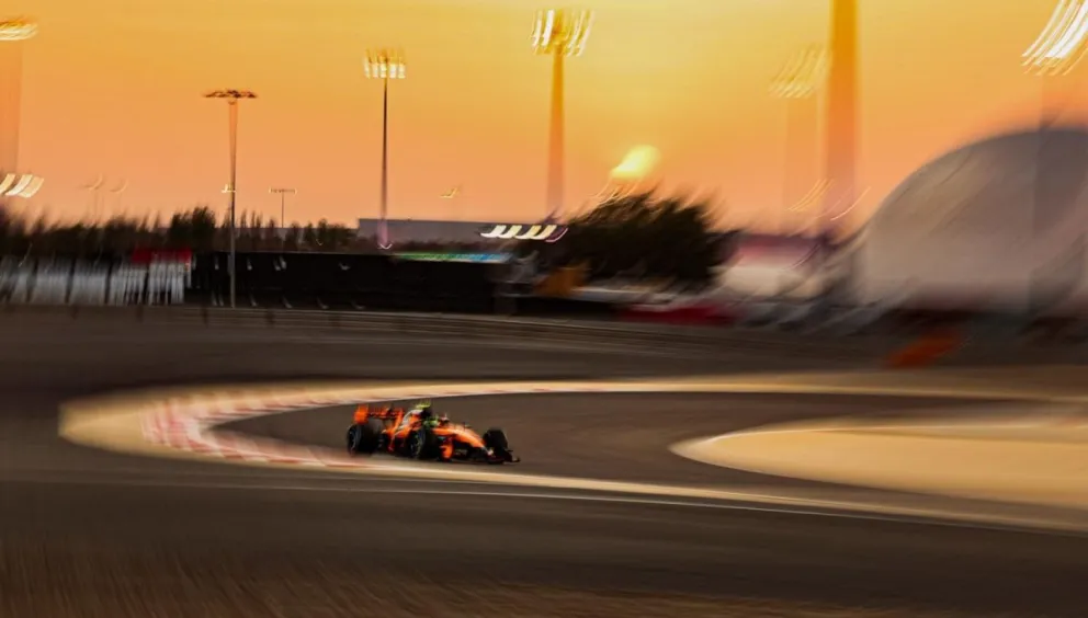 El piloto británico Lando Norris, al mando de su McLaren, en el circuito de Sakhir. Foto: EFE