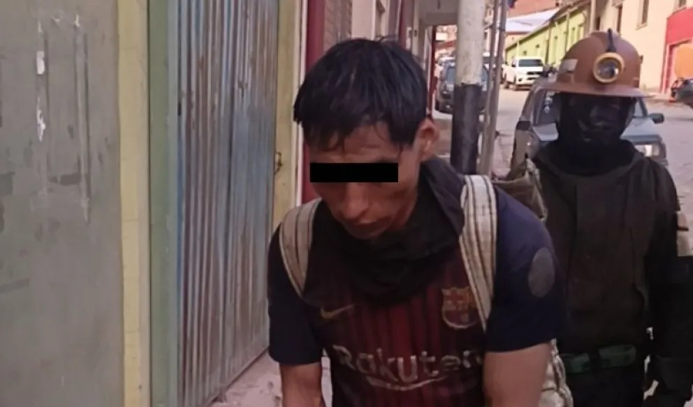 El presunto jucu aprehendido en la mina Colquiri. Foto: Empresa Minera Colquiri