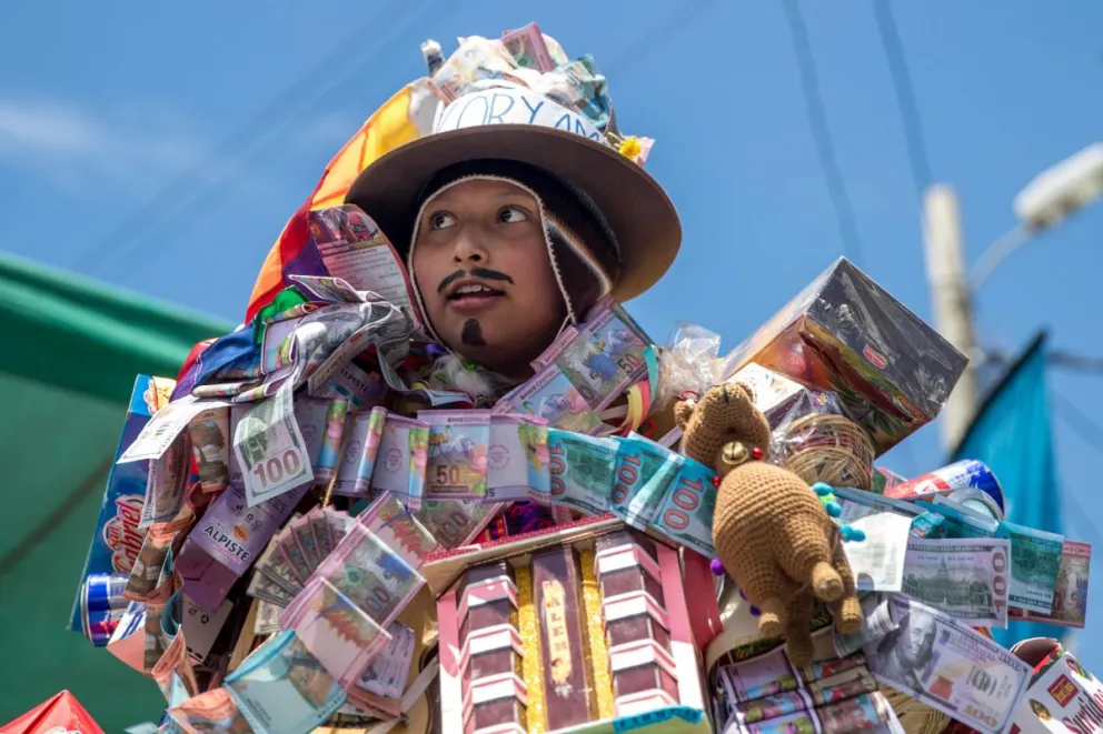 Un niño disfrazado del Ekeko o dios de la abundancia andino participa en la feria de las Alasitas en La Paz (Bolivia). Foto: EFE