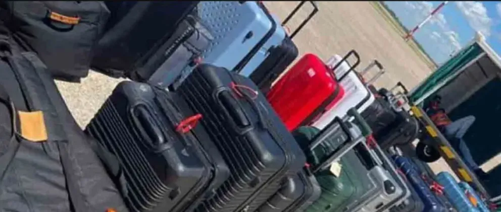 A la fecha, no se pudo establecer el contenido de las 32 maletas que llegaron al país en un vuelo chárter. Foto: Unitel