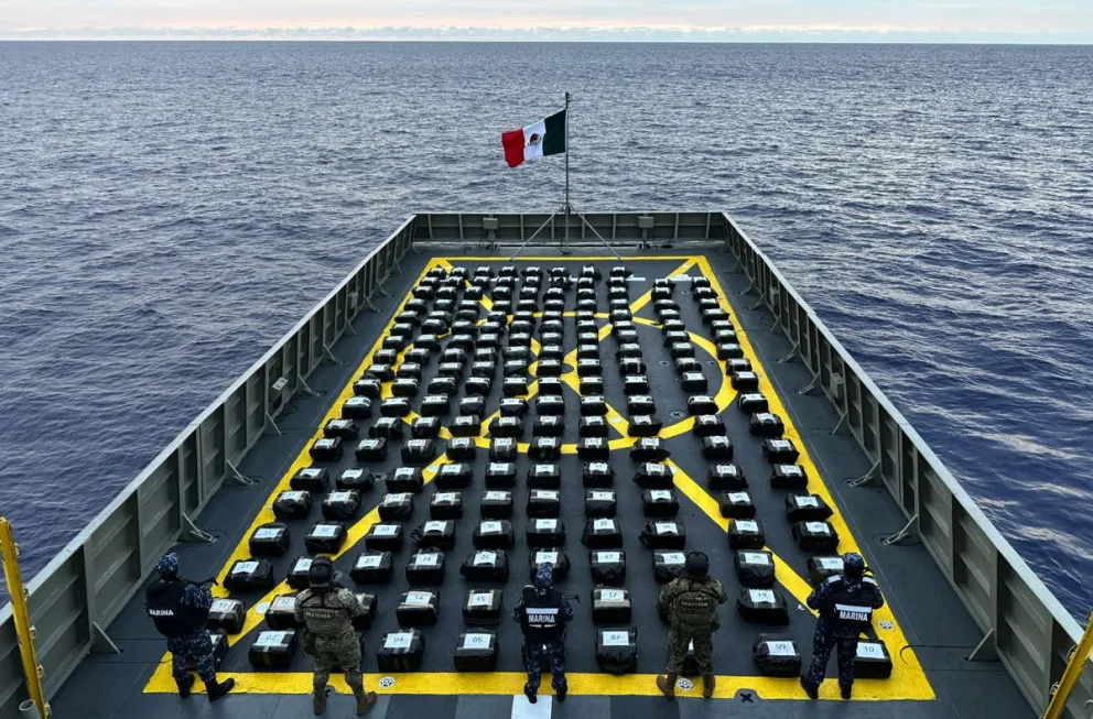 Agentes de la dependencia resguardando un decomiso de presunta droga en el océano Pacífico (México). Foto: EFE