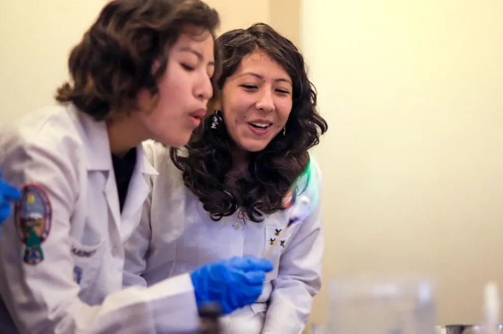 Mujeres realizan una demostración química durante un encuentro en la Universidad Mayor de San Andrés (UMSA) en La Paz (Bolivia). Foto: EFE