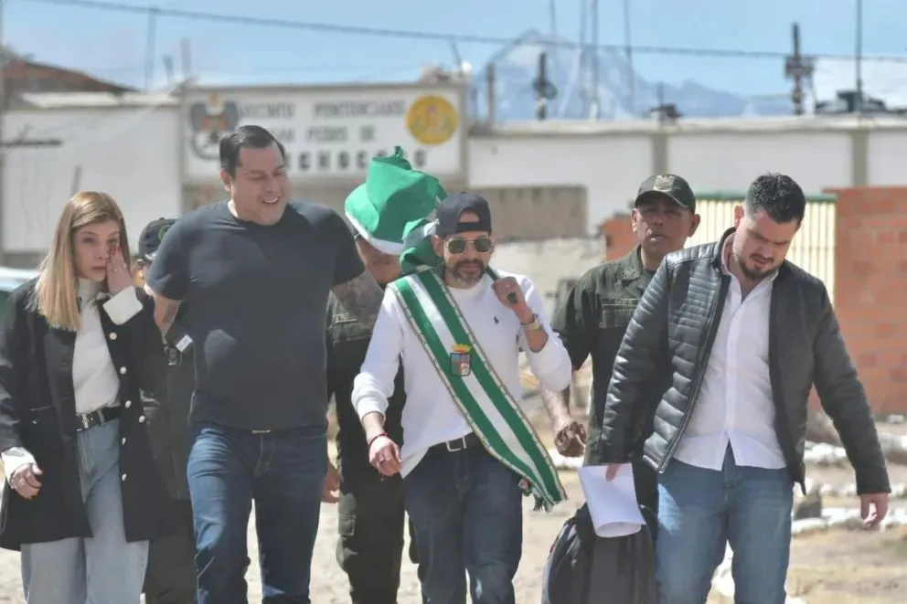 El gobernador Luis Fernando Camacho saliendo de la cárcel de Chonchocoro. Foto archivo: APG