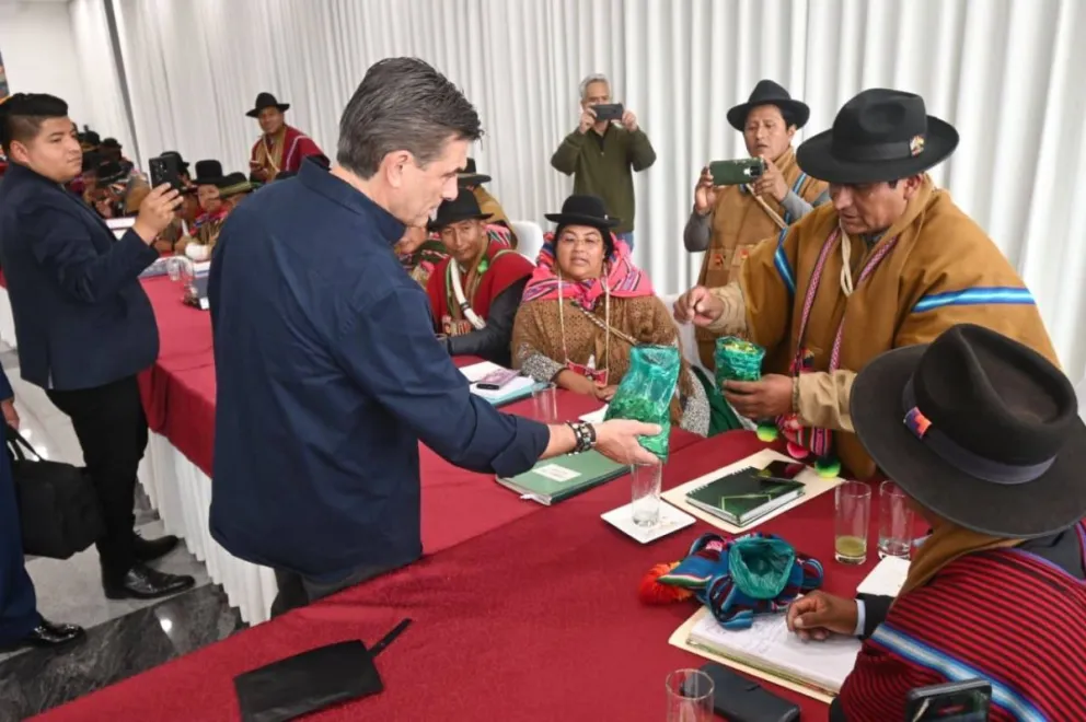 El presidente Rodrigo Paz compartiendo coca con dirigentes campesinos. Foto tomada de la cuenta en RRSS del presidente Rodrigo Paz
