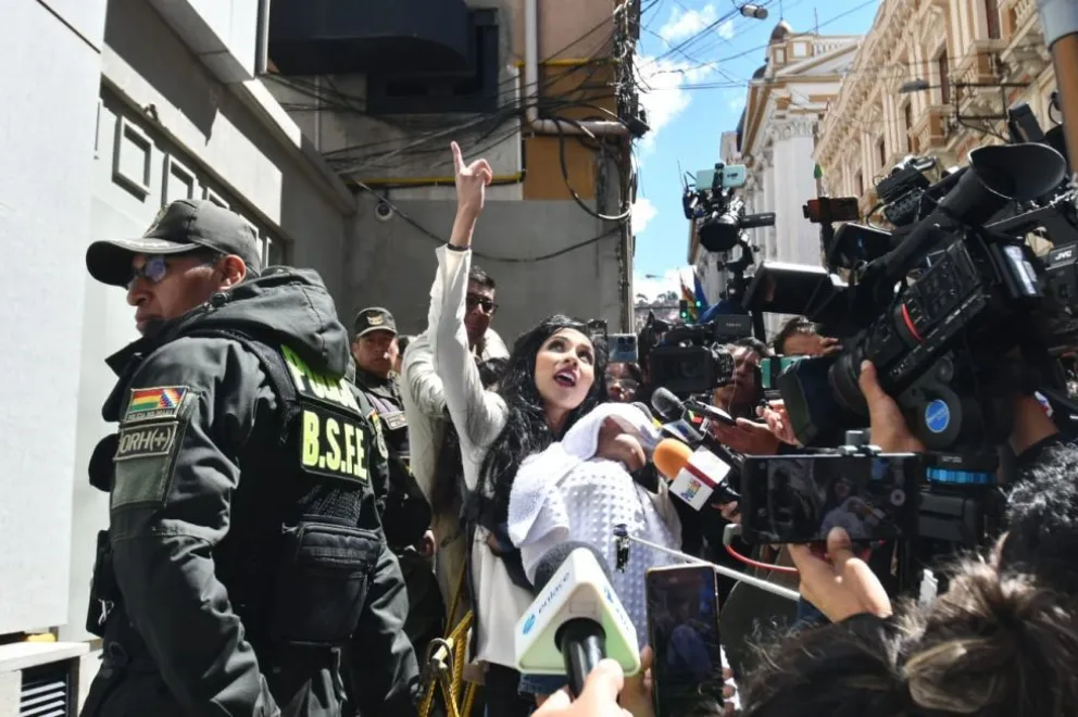 Brenda Lafuente llegó a Casa Grande del Pueblo en 2025 para presentar una citación a Luis Arce, Foto:APG