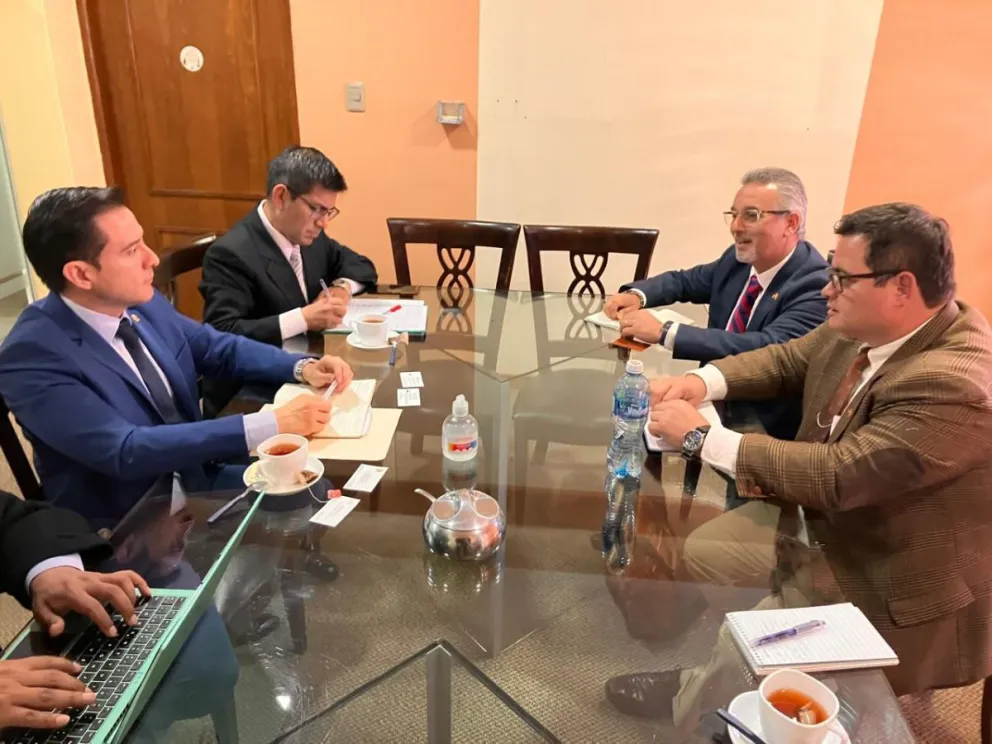 Los representantes de Departamento de Agricultura de los Estados Unidos en una reunión. 