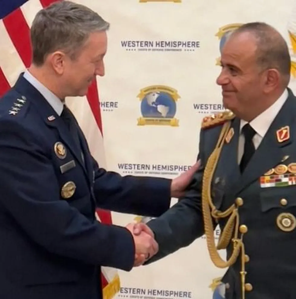 El jefe del Estado Mayor Conjunto de Estados Unidos, Daniel Caine, y el comandante de las Fuerzas Armadas, general Víctor Hugo Balderrama. Foto: Ministerio de Defensa