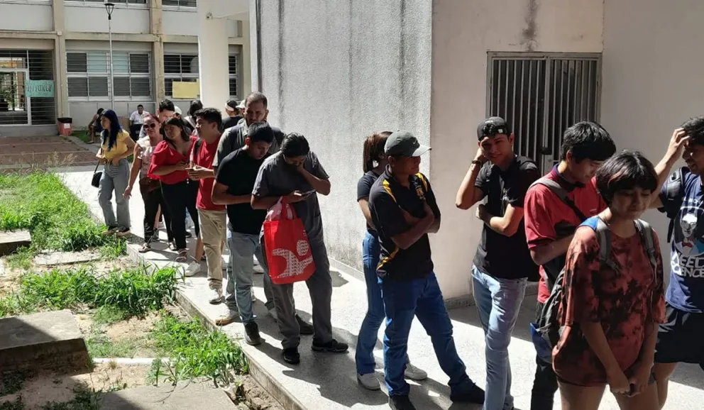 Estudiantes de la UAGRM, de Santa Cruz hacen cola para el curso preparatorio universitario. Foto: El Día