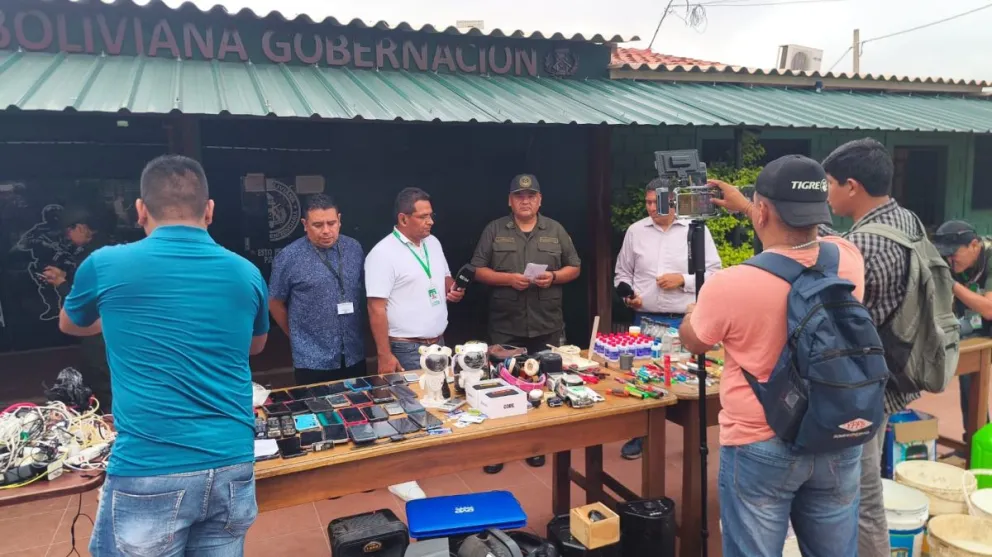 En el caso del penal de San Pedro, se informó que un sargento de policía fue aprehendido, debido a que fue denunciado por el robo de 1.000 Bs a uno de los reclusos, extremo que fue confirmado, después de una revisión, por parte de la Policía