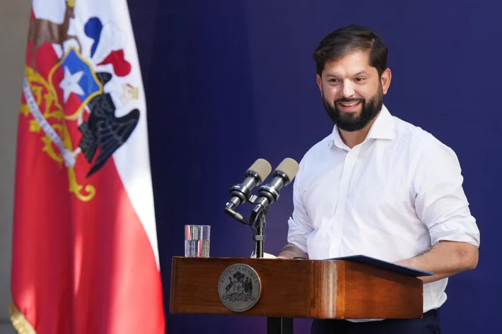 FotografÍa cedida por Presidencia de Chile, del mandatario Gabriel Boric, hablando durante un evento este jueves, en el palacio de La Moneda, en Santiago (Chile).  EFE: EFE