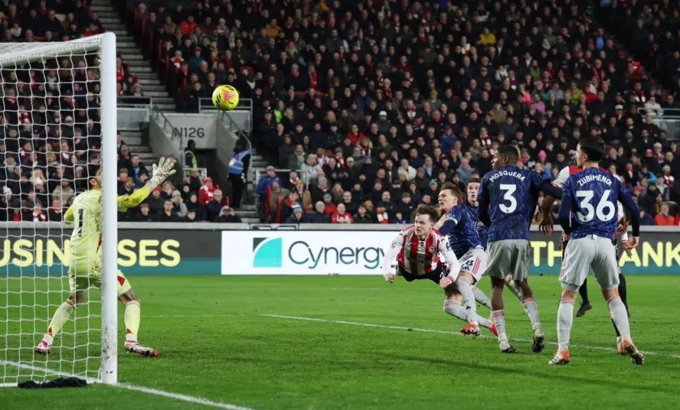 Keane Lewis-Potter (centro) anota el gol del empate del Brentford ante el Arsenal. Crédito. Premier League
