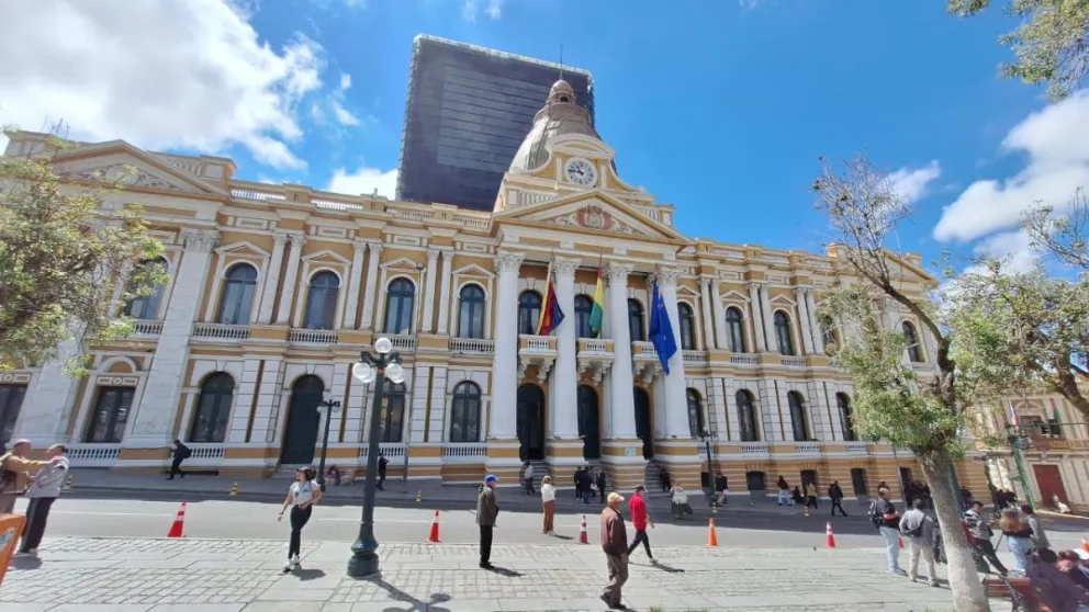 Los dos edificios de la Asamblea Legislativa Plurinacional, el antiguo y el nuevo. Foto: Visión 360 
