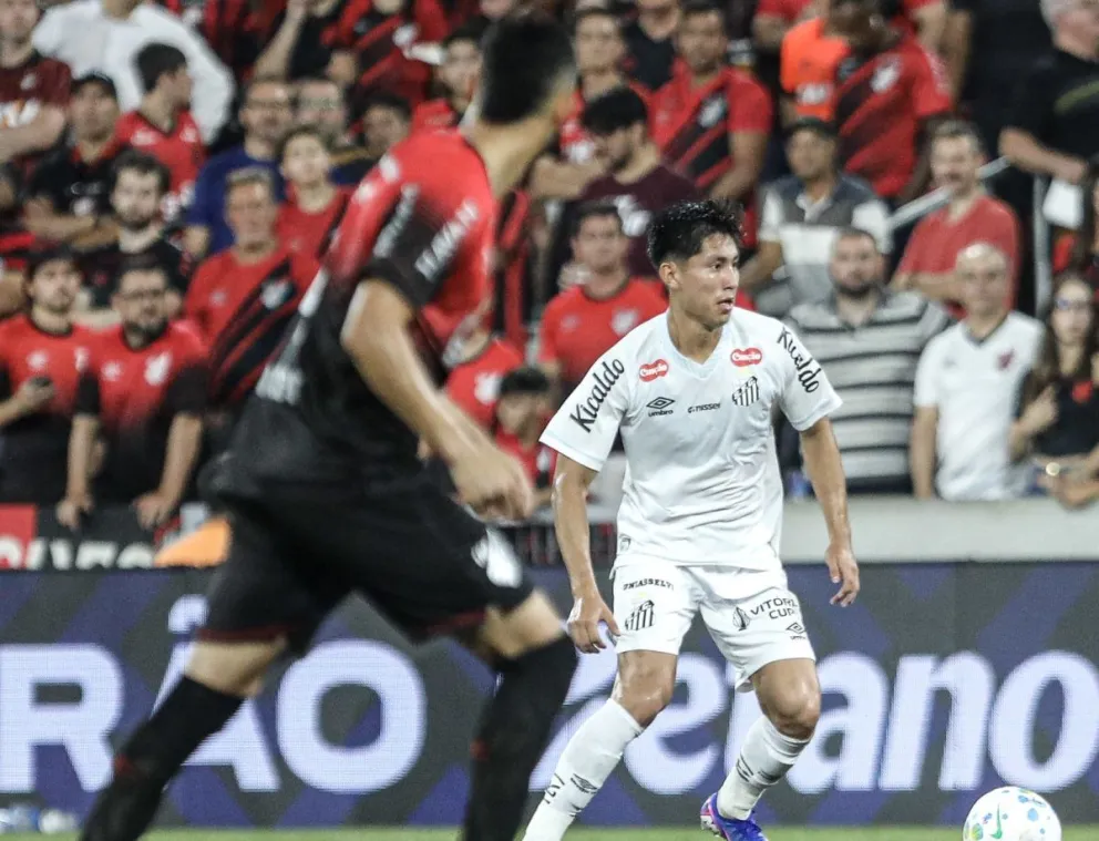 Terceros durante el partido que el Santos perdió con el Paranaense. Foto: CS