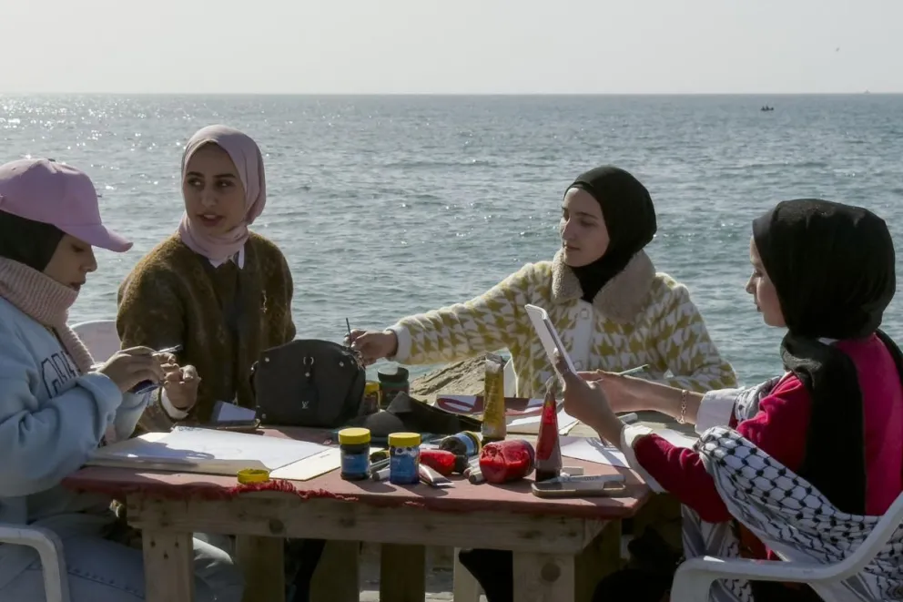 El puerto de la ciudad de Gaza es ahora el lugar en el que muchas jóvenes se reúnen para procesar su realidad a través de la pintura. Foto: EFE