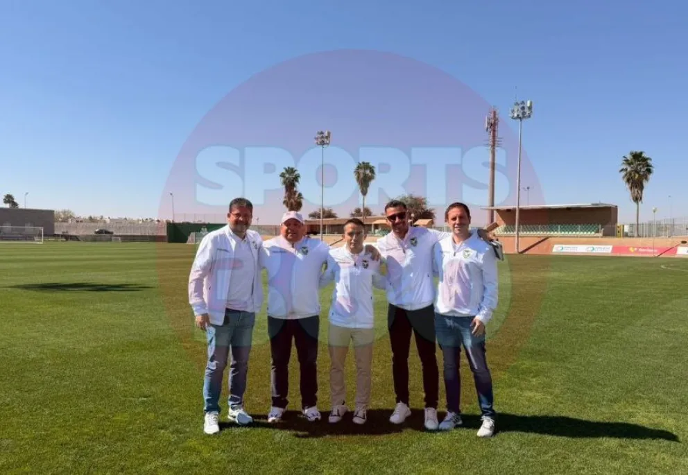 La comitiva nacional junto a un personero del club Santos Laguna. Foto: HVPA