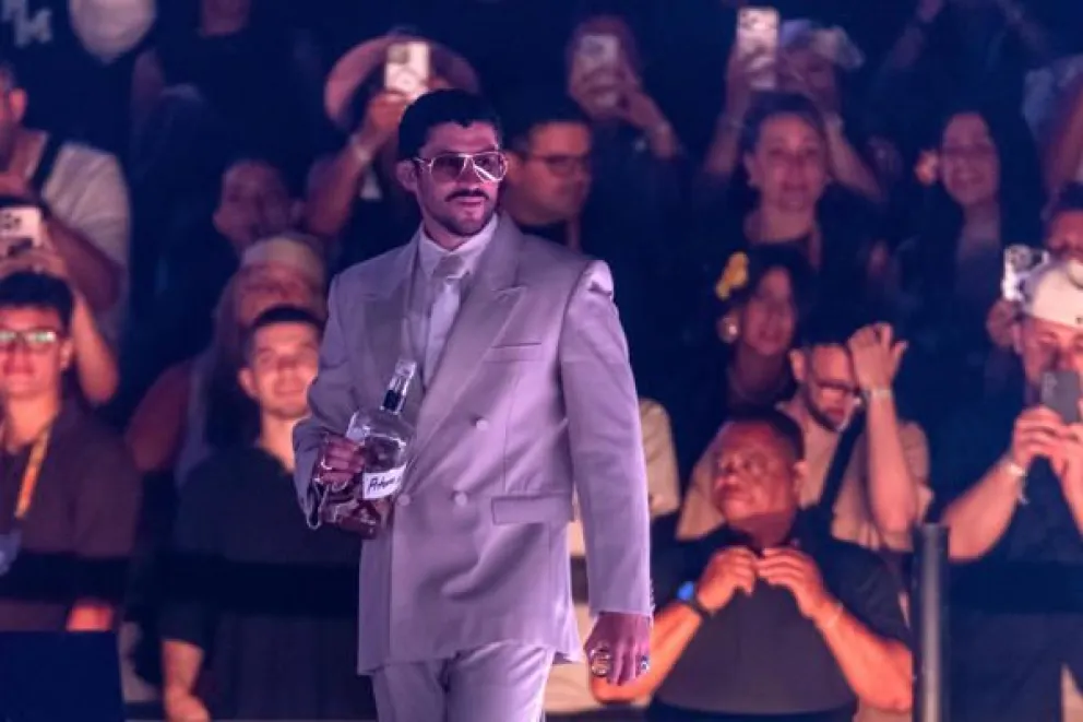 El cantante puertorriqueño Bad Bunny se presenta durante un concierto de su gira 'DeBí TiRAR MáS FOToS', este viernes en Buenos Aires (Argentina). EFE/ Juan Ignacio Roncoroni