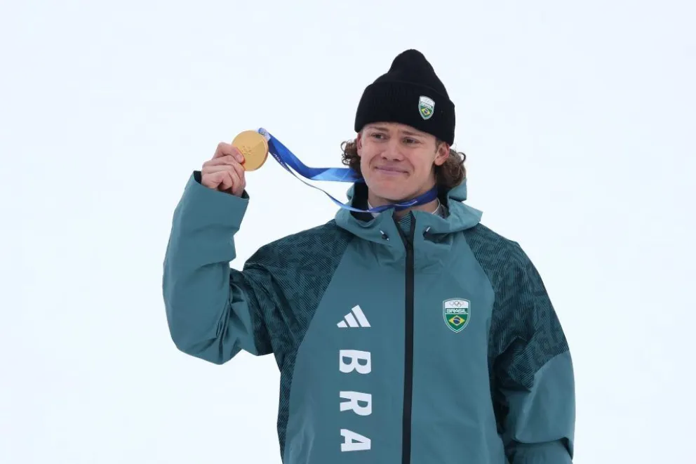 Un Lucas Pinheiro Braathe muestra en el podio el primer oro de Brasil en JJOO de invierno. Crédito: panamsports.org