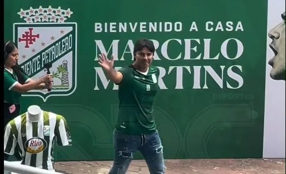 Marcelo Martins saluda a los hinchas de Oriente en el estadio Tahuichi Aguilera. Foto: captura de video RDC