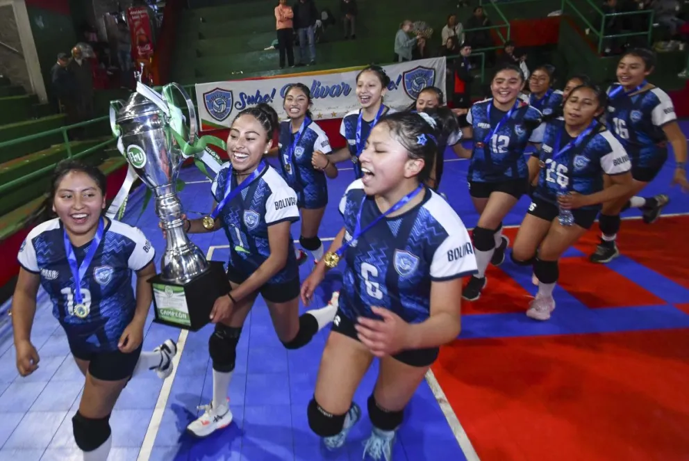 La vuelta olímpica de las chicas de Bolívar Voley después de obtener el título. Foto: APG