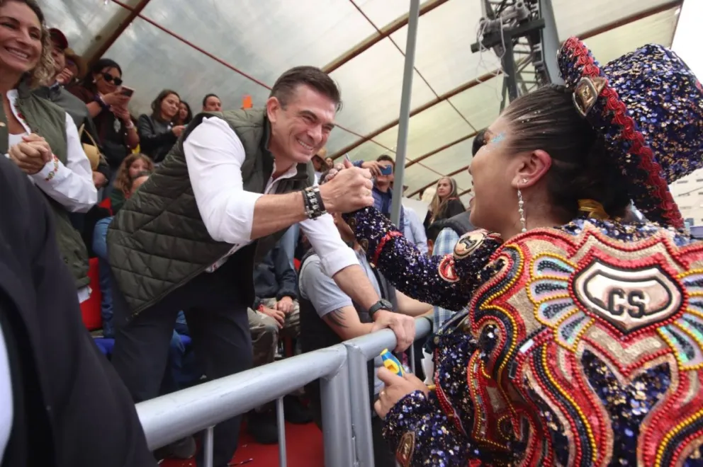 El presidente del Estado, Rodrigo Paz, participa de la Entrada del Carnaval de Oruro. Foto Página oficial del Presidente, Rodrigo Paz