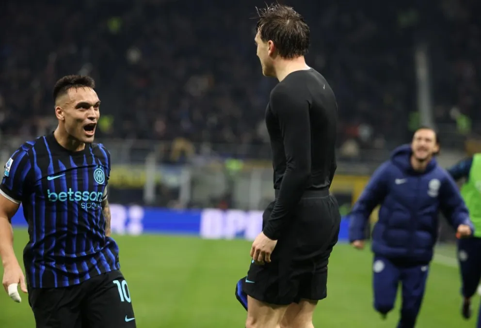 Piotr Zielinski (centro), jugador del Inter, celebra con Lautaro Martínez el gol de la victoria. Foto: EFE