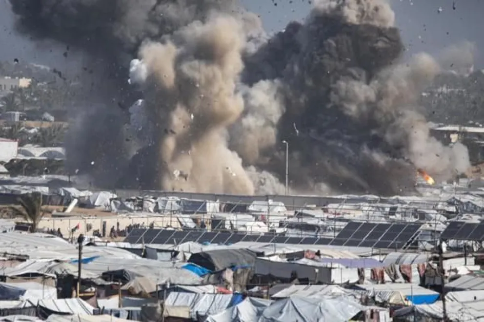 El humo se eleva tras un ataque aéreo israelí dirigido al campamento de Ghaith, que alberga a personas desplazadas, en la zona de Al Mawasi, al oeste de Jan Yunis, en el sur de la Franja de Gaza, en una imagen de archivo. EFE/EPA