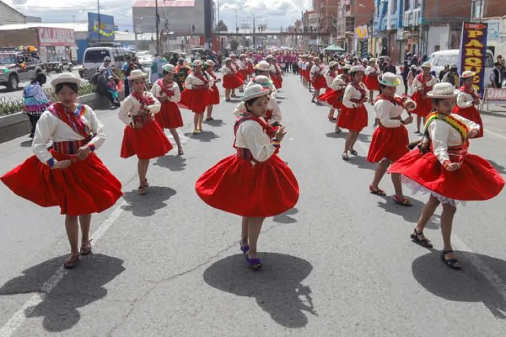 Mujeres participan en un desfile folclórico este sábado, en El Alto. EFE
