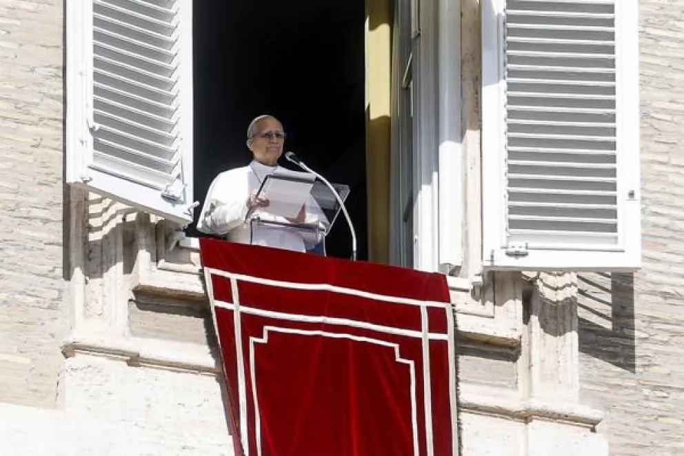 El papa León XIV durante el rezo del Ángelus, tradicional oración dominical, desde la ventana de su oficina con vistas a la Plaza de San Pedro, Ciudad del Vaticano, el 15 de febrero de 2026. EFE