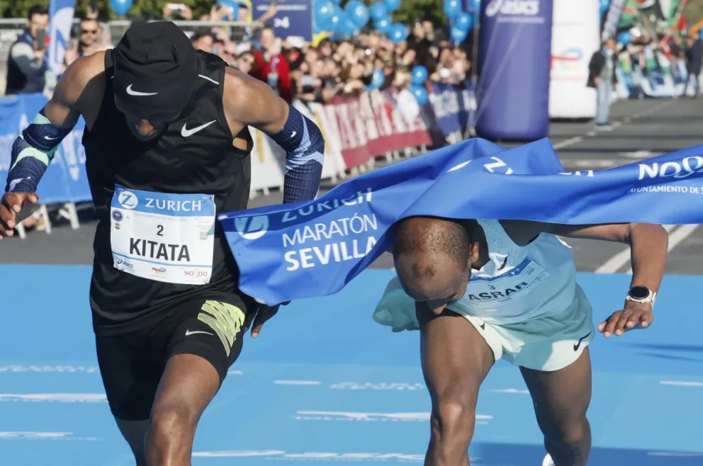 Shura Kitata (izq.) se impone ganador por delante de su compatriota Asrar Hiyrden. Foto: EFE.