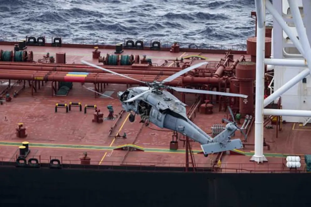 Fotografía difundida en la cuenta oficial en X @DeptofWar del Departamento de Guerra de Estados Unidos de uno de sus helicópteros interceptando un buque petrolero en el océano Índico. EFE