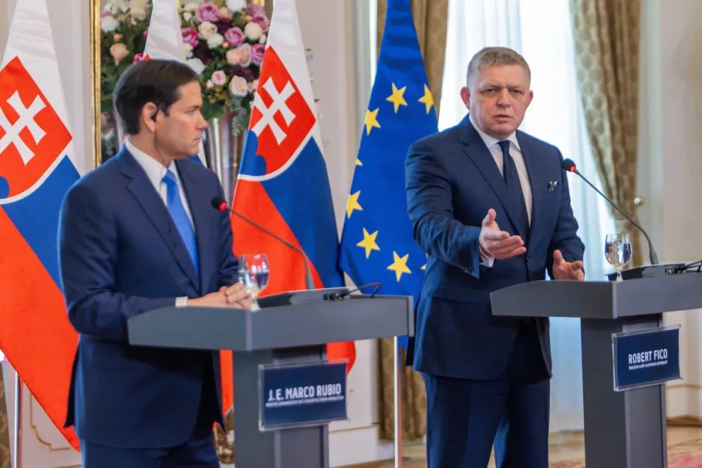 El secretario de Estado de EE.UU., Marco Rubio (I), en una conferencia de prensa conjunta con el primer ministro eslovaco, Robert Fico (D), en Bratislava. Foto: EFE