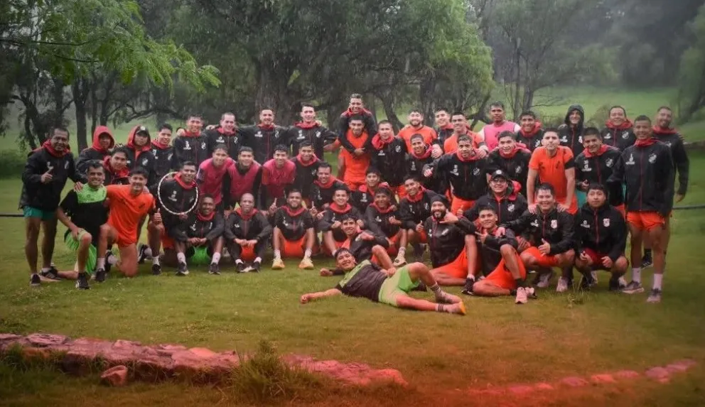 Plantel completo de Nacional Potosí durante un entrenamiento de pretemporada. Foto: Club Nacional Potosí