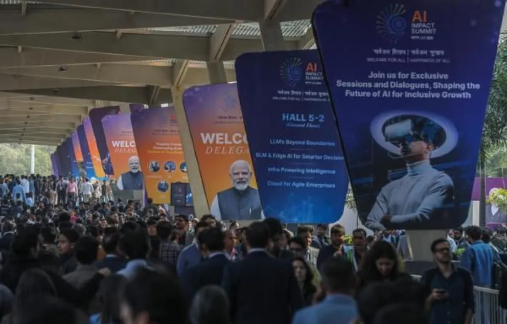 Visitantes en la Cumbre de Impacto de IA 2026 en Bharat Mandapam en Nueva Delhi, India, el 16 de febrero de 2026. (Nueva Delhi) EFE/EPA/RAJAT GUPTA