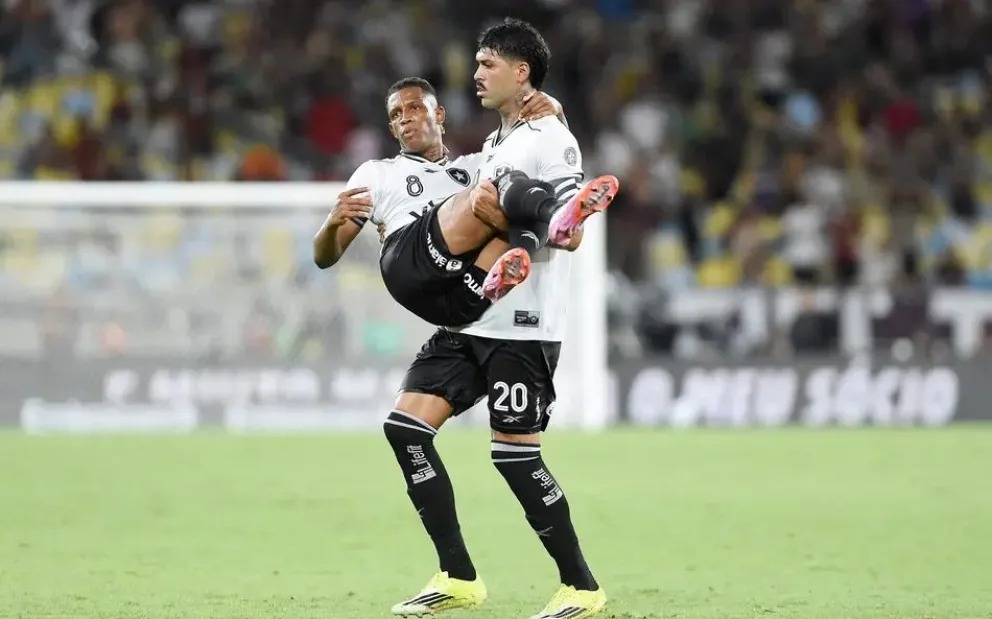 Danilo es levantado por uno de sus compañeros luego de la lesión que tuvo ante Flamengo. Foto: Lance