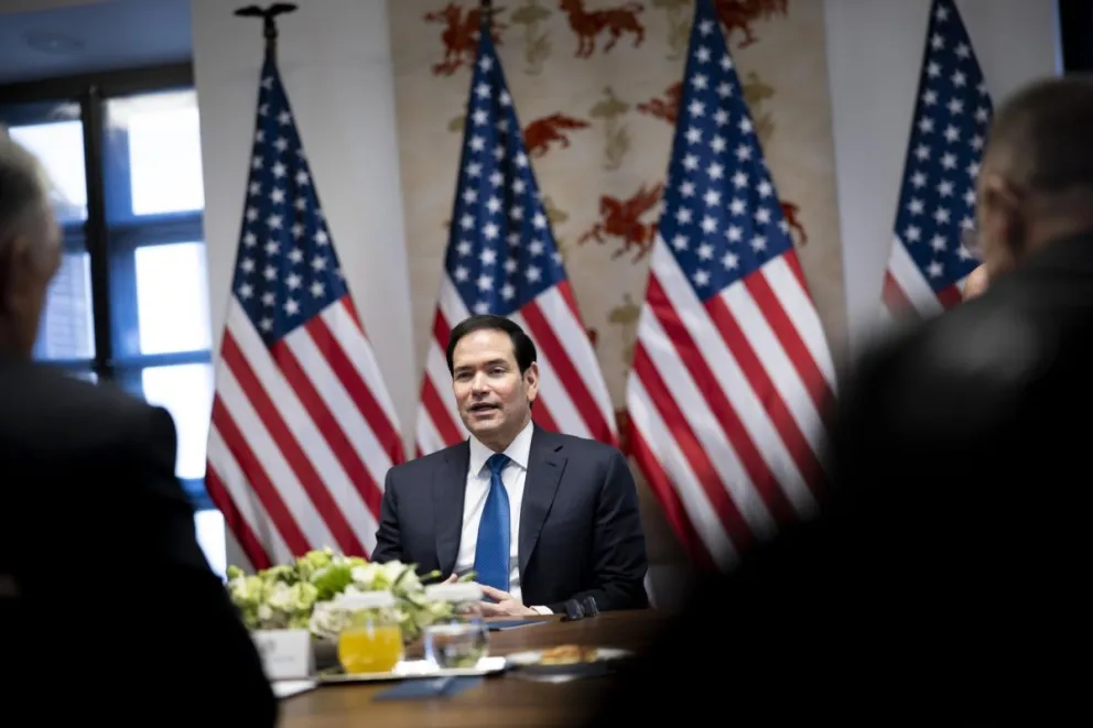 Foto facilitada por la oficina de prensa del primer ministro de Hungría que muestra al secretario de Estado de EE.UU., Marco Rubio, durante una reunión este lunes con el primer ministro de Hungría, Viktor Orban, en Budapest. Foto: EFE