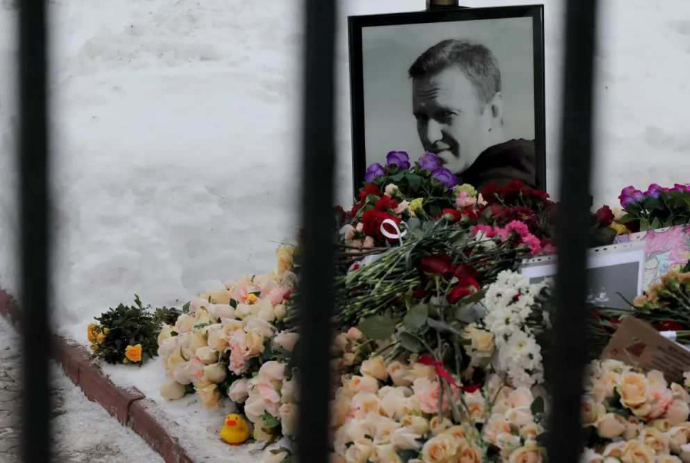 La tumba del fallecido líder de la oposición rusa Alexei Navalni durante el segundo aniversario de su muerte, este lunes en el cementerio Borisovskoye en Moscú. Foto: EFE