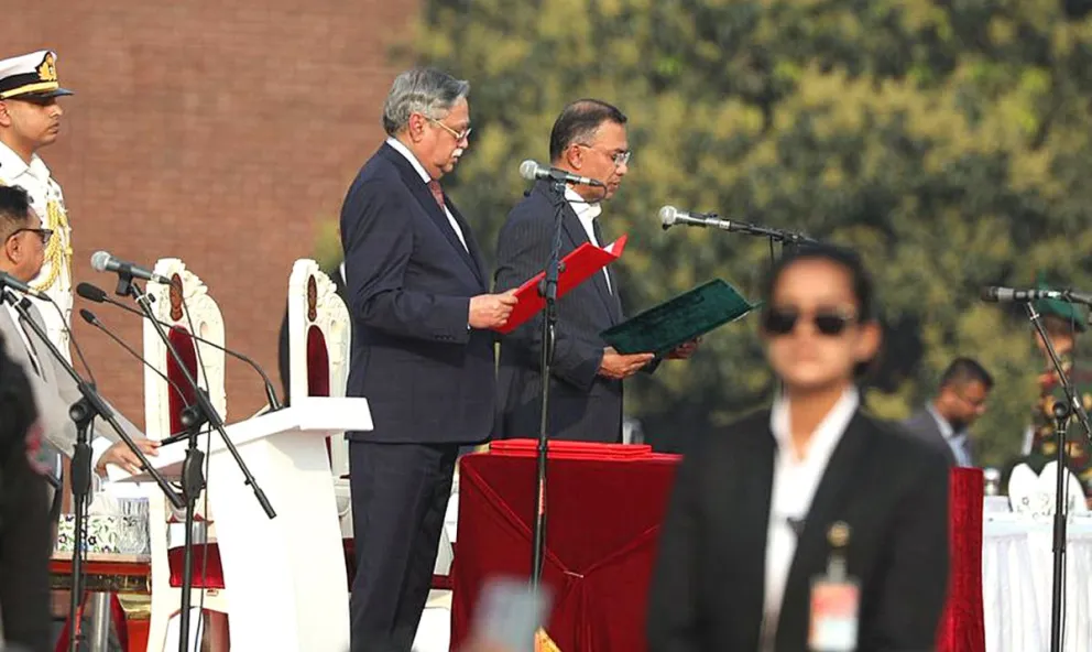 El presidente de Bangladés, Mohammed Shahabuddin (izq.), toma juramento a Tarique Rahman (der.), del Partido Nacionalista de Bangladés (BNP). Foto: EFE