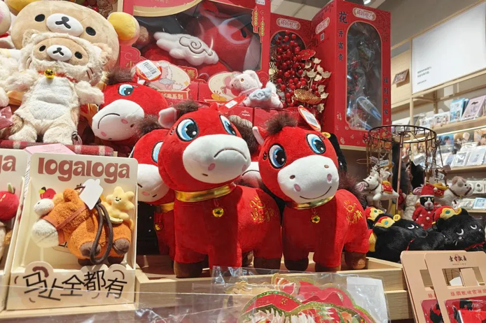 Lo que comenzó como un error de costura en una fábrica terminó convirtiéndose en uno de los fenómenos virales del inicio del Año del Caballo en China. Foto EFE