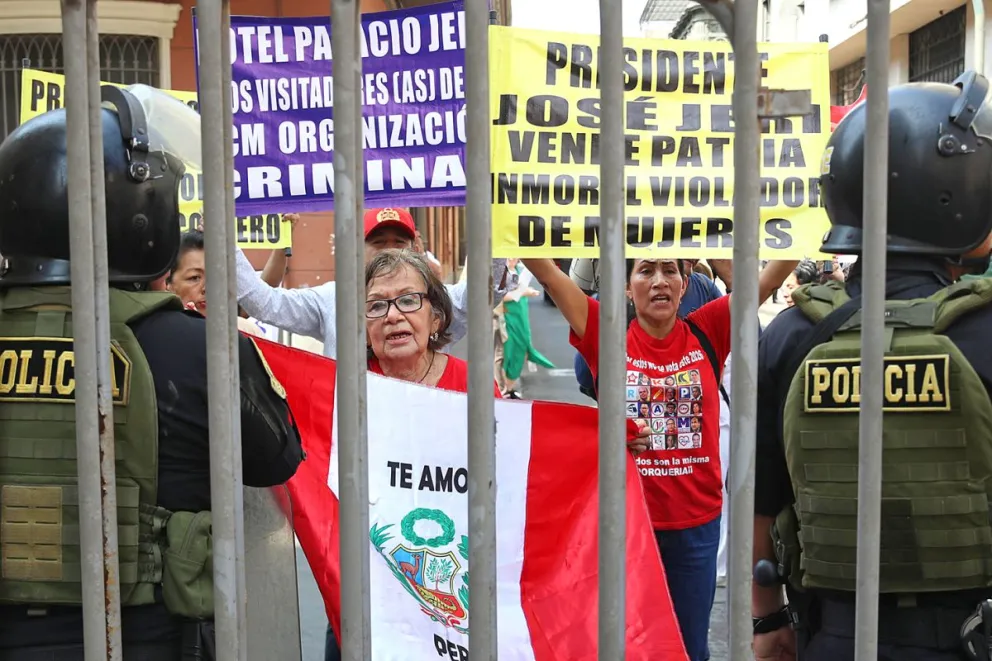 Personas sostienen carteles durante una manifestación en rechazo al presidente interino, José Jerí, frente al Congreso de Perú. Foto: EFE