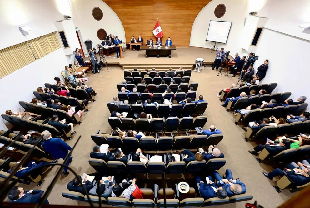 Congreso de Perú que muestra al presidente del Congreso Fernando Rospigliosi (c) durante una sesión extraordinaria este martes, en Lima. Foto: EFE 