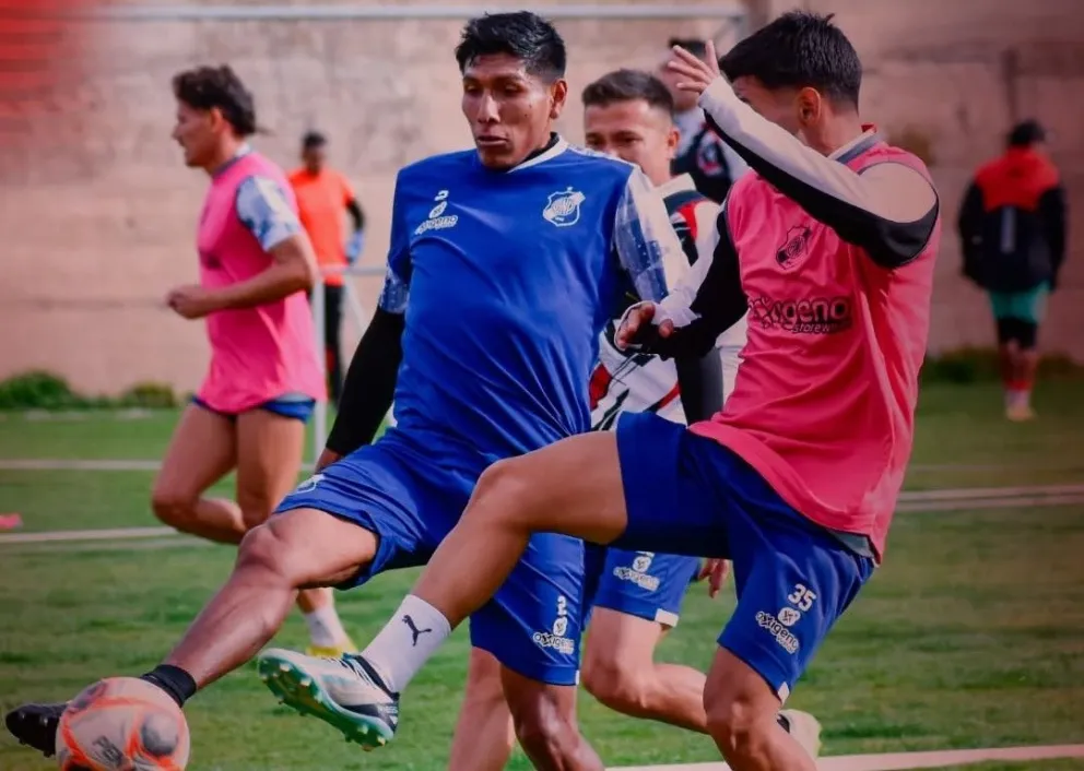 El defensor Rodrigo Ávila (de azul) en uno de los últimos entrenamientos de Nacional. Crédito: Club Nacional Potosí