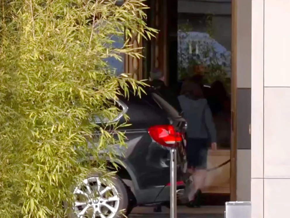 Llegada de una de las delegaciones a las negociaciones trilaterales sobre la paz en Ucrania. captura de video: EFE