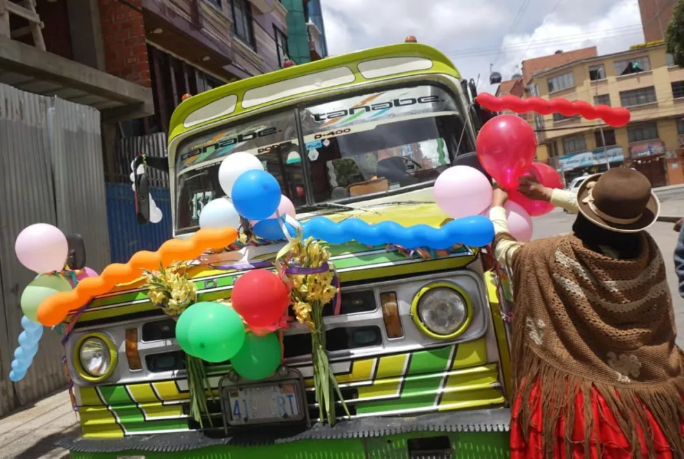 Una familia challa su micro. Foto: APG 