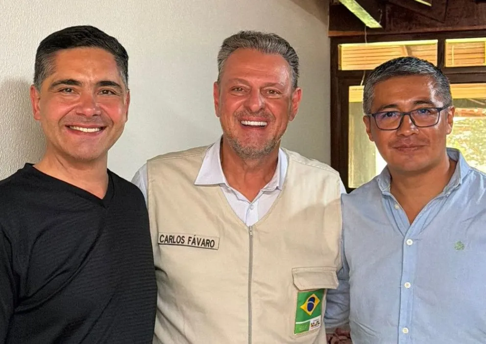 Los ministros Oscar Mario Justiniano y José Gabriel Espinoza, junto a Carlos Fávaro. Foto: X de Espinoza 