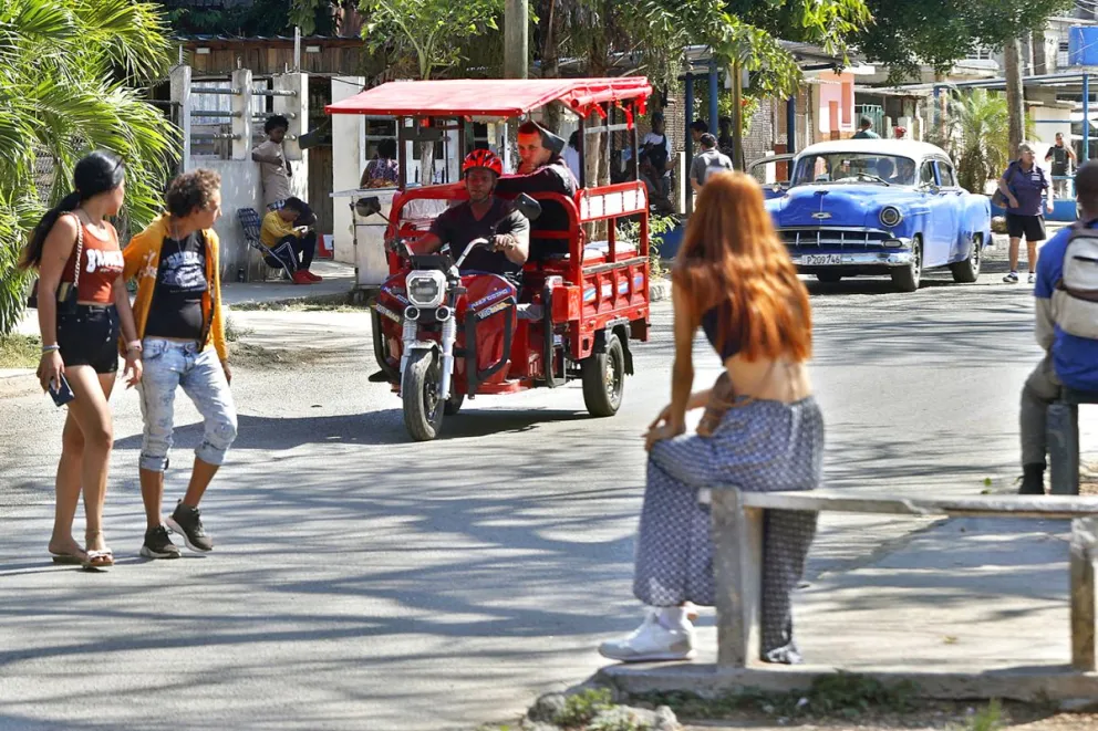 Personas transitan una calle este martes, en La Habana (Cuba). Foto: EFE