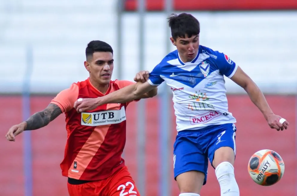 Gómez (izq.), de Always, disputa el balón con Cáceres de GV San José en el partido de ida de cuartos de final. Crédito: Club Always Ready