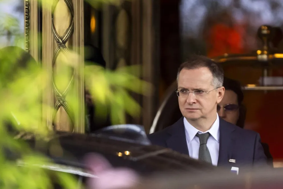 El negociador jefe ruso, Vladímir Medinski, sale del Hotel Intercontinental donde ha tenido lugar la tercera ronda de negociaciones sobre Ucrania con mediación de Estados Unidos, en Ginebra, Suiza, el 18 de febrero de 2026. Foto: EFE